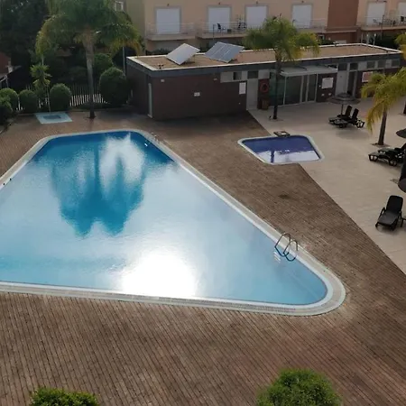 Gloria Maris Gardens 公寓